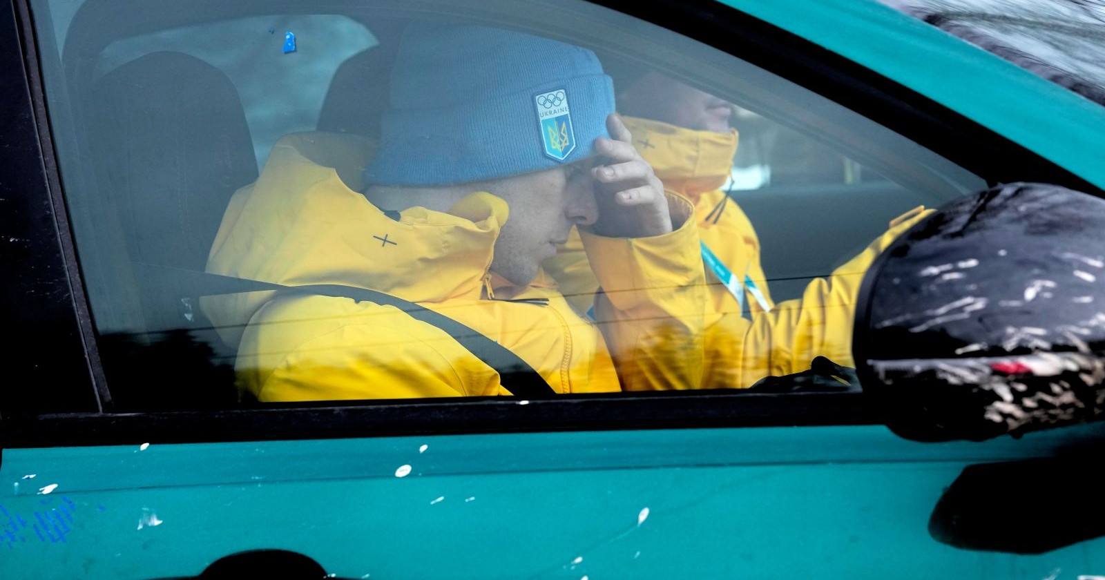 Nach dem Ausschluss: Der ukrainische Skeletonpilot sitzt nach seiner Disqualifikation niedergeschlagen im Auto – der „Preis der Würde“ hat ihn Olympia gekostet.
