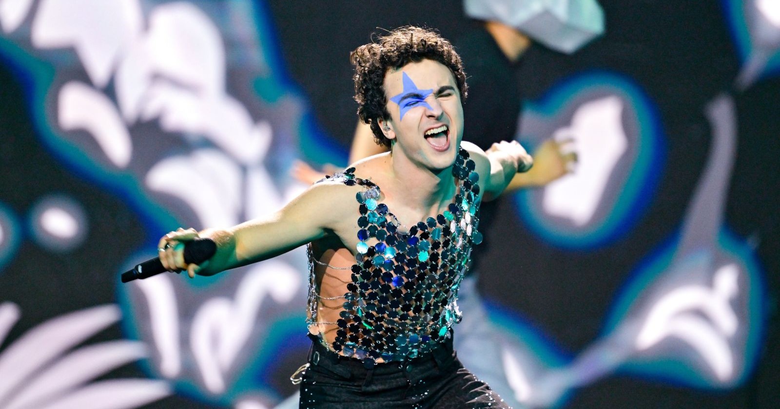 Cosmó auf der Bühne.