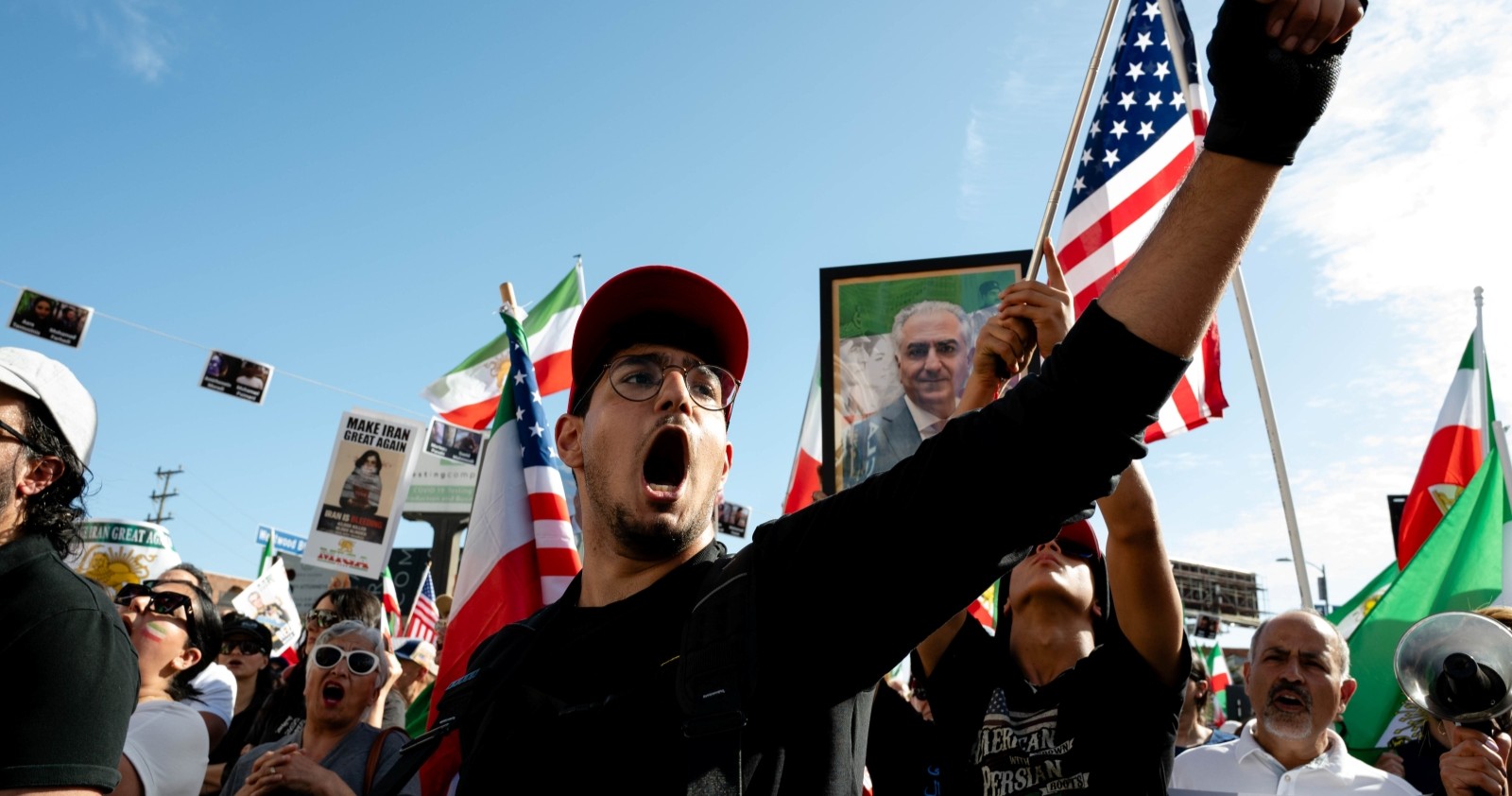 Ein Iranischer Staatsbürger während einer Demo.