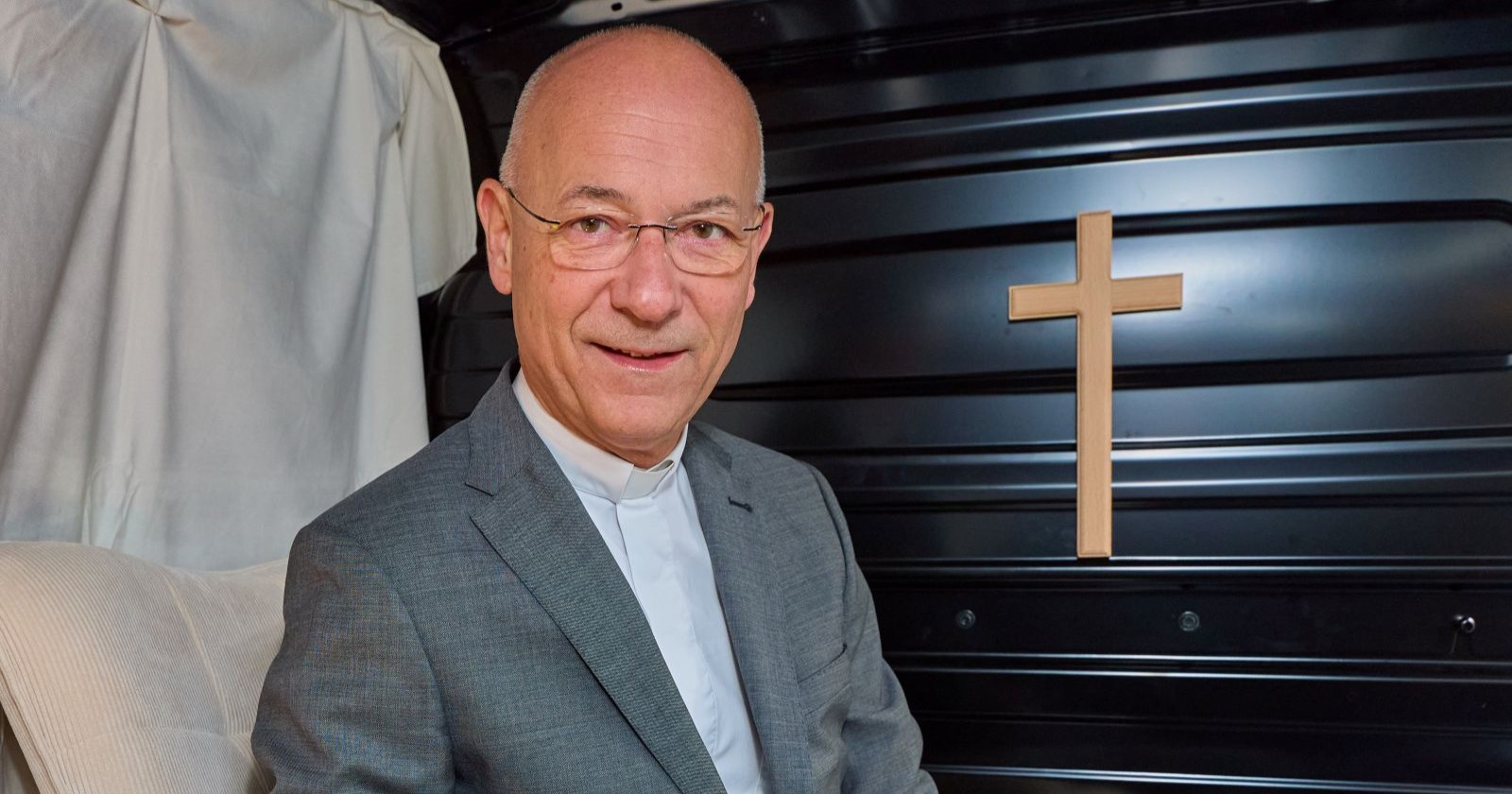 Toni Faber im mobilen Beichtstuhl/ Toni Faber hat am Opernball mit Natalie Nemec getanzt