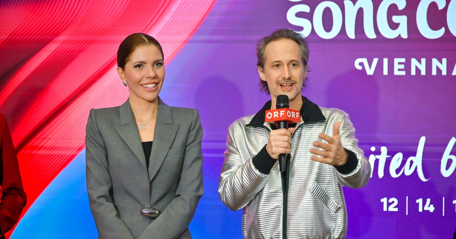 Victoria Swarovski, Michael Ostrowski mit Mikrophon/ Victoria Swarovski trägt einen M und G-Anhänger