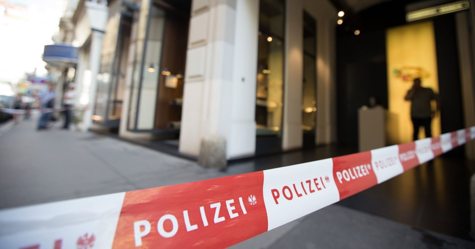 Absperrband der Polizei vor einem Geschäft