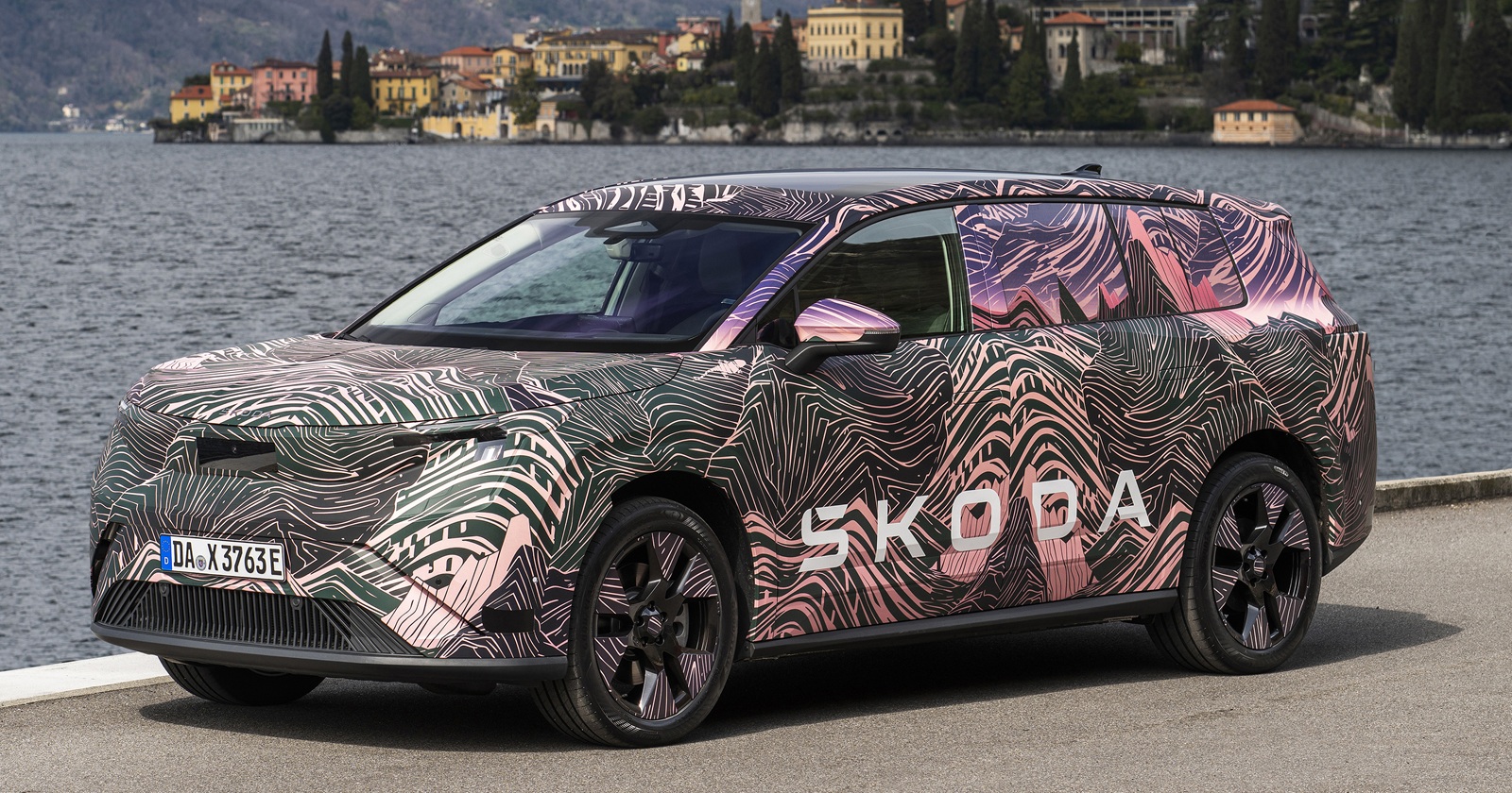 Der Skoda Peaq in Erlkönig-Lackierung vor einem See