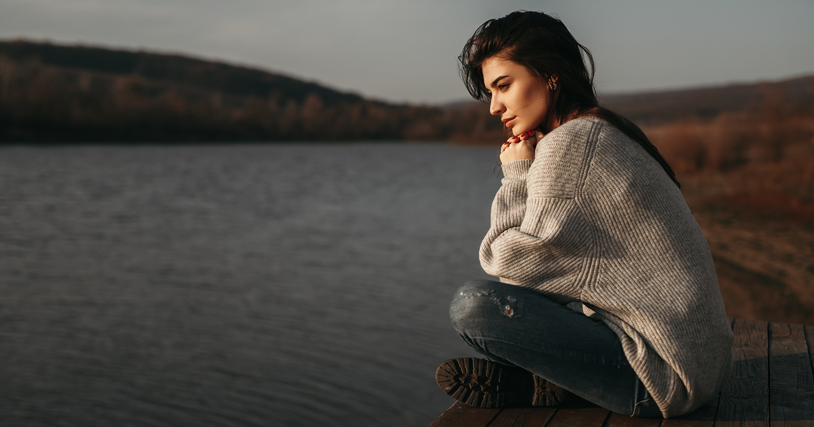Frau am Ufer | Credit: iStock.com/max-kegfire