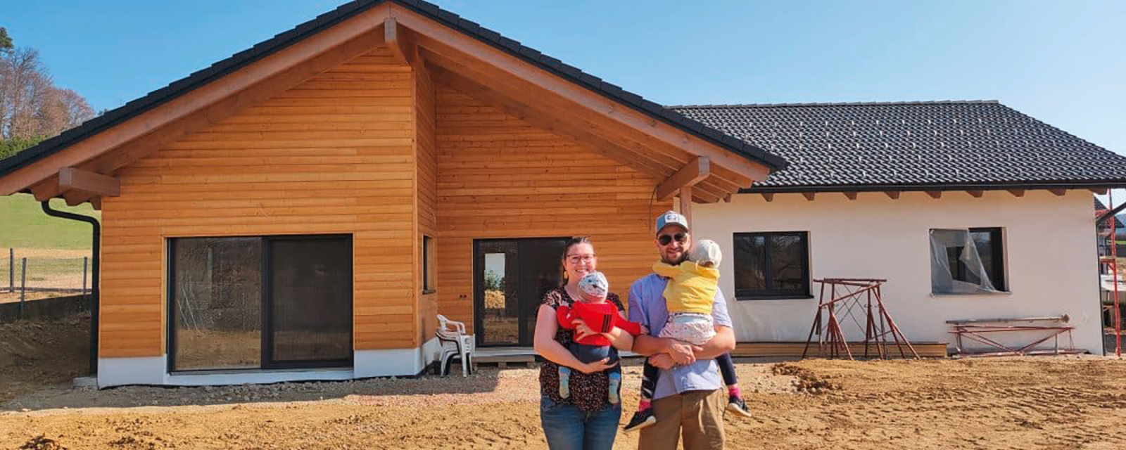 Jungfamilie vor ihrem fertig gebauten Haus | Credit: Lieb Bau Weiz