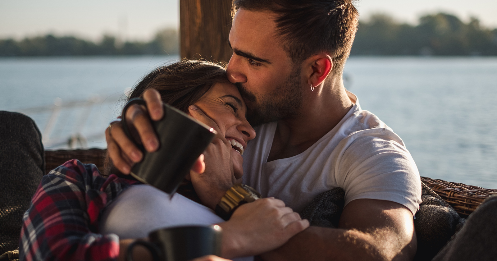 Junges verliebtes Paar am Seeufer | Credit: iStock.com/Sjale