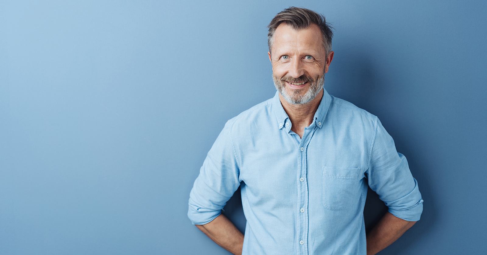 Mann mittleren Alters entspannt gegen eine Wand gelehnt | Credit: adobe.stock/contrastwerkstatt