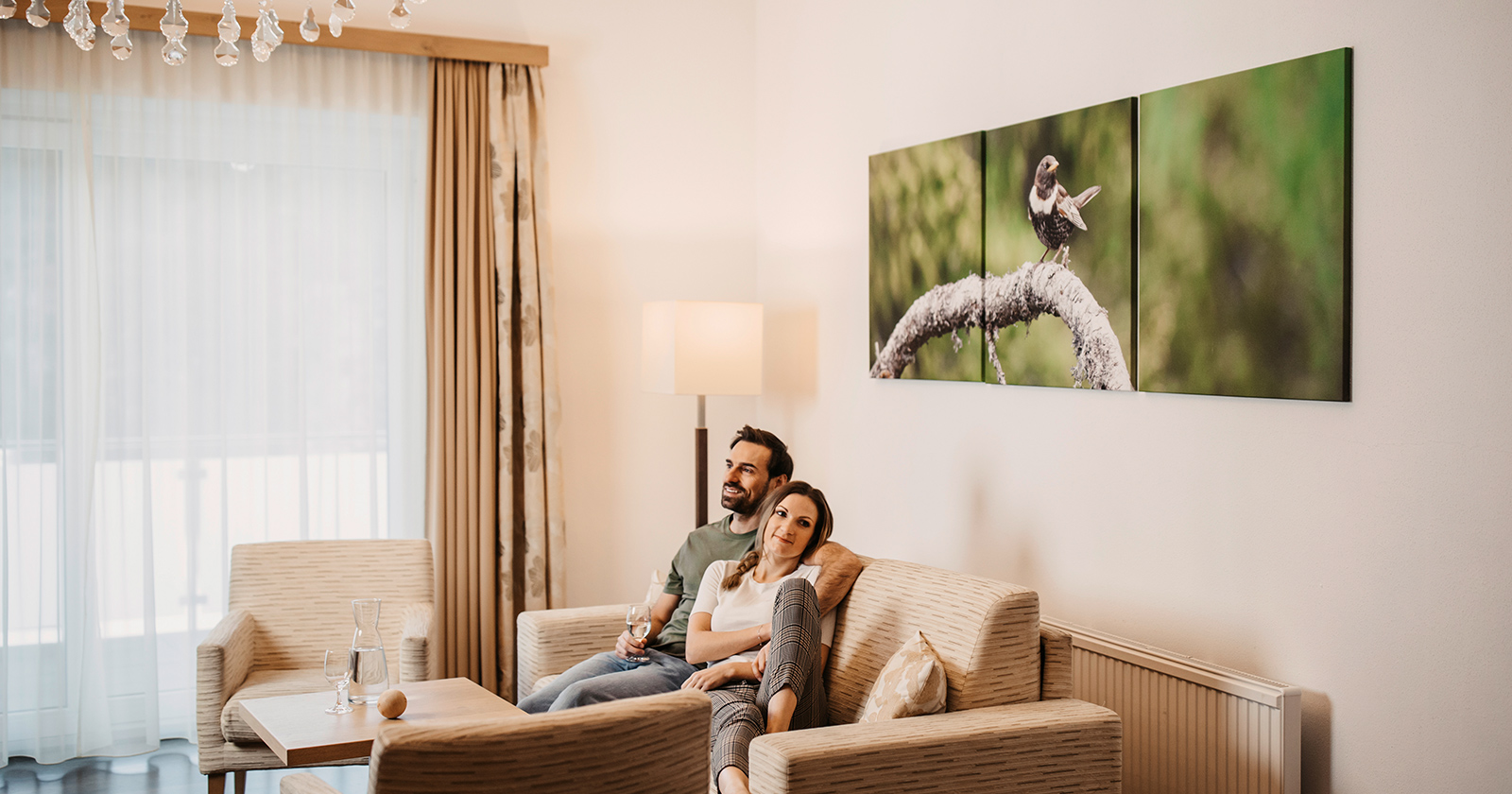 Verliebtes Pärchen Arm in Arm auf der Couch | Credit: Relax &amp; Wanderhotel Poppengut/Selina Flasch