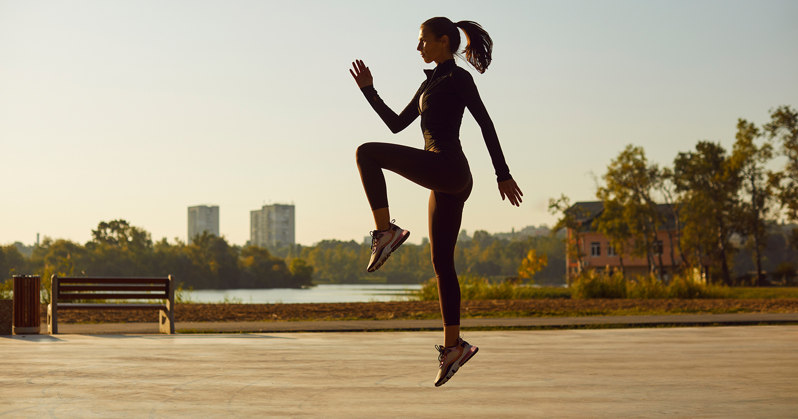 Sportliche junge Frau bei Springübungen | Credit: iStock.com/Lacheev