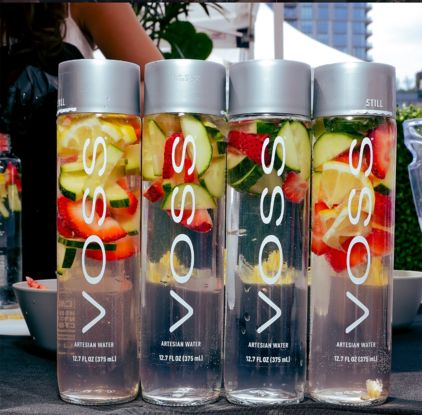 Mehrere Flaschen der Marke Voss | Credit: premium-drinks &amp; more