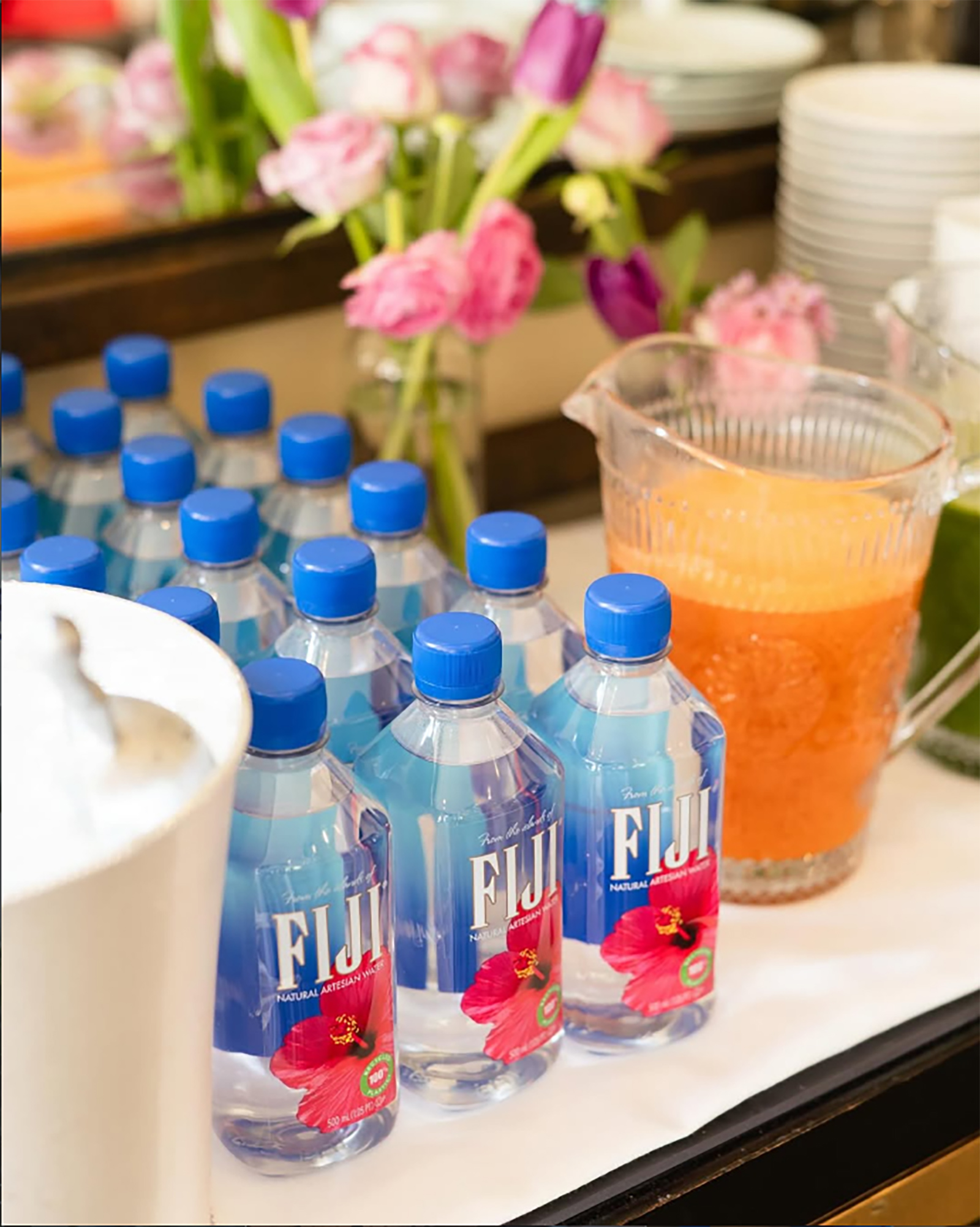 Mehrere Flaschen der Marke Fiji | Credit: premium-drinks &amp; more