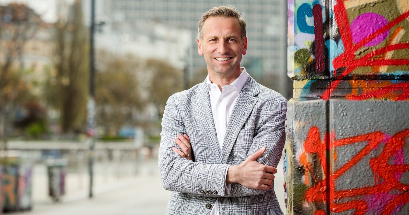 Porträt neben Graffiti stehend