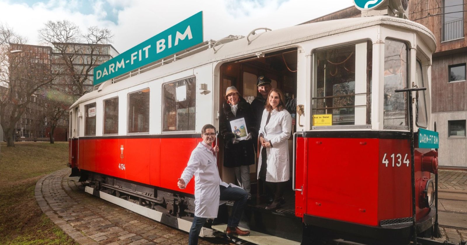 Bim plus Ärzte und Ärztinnen, in einer offenen Tür stehend