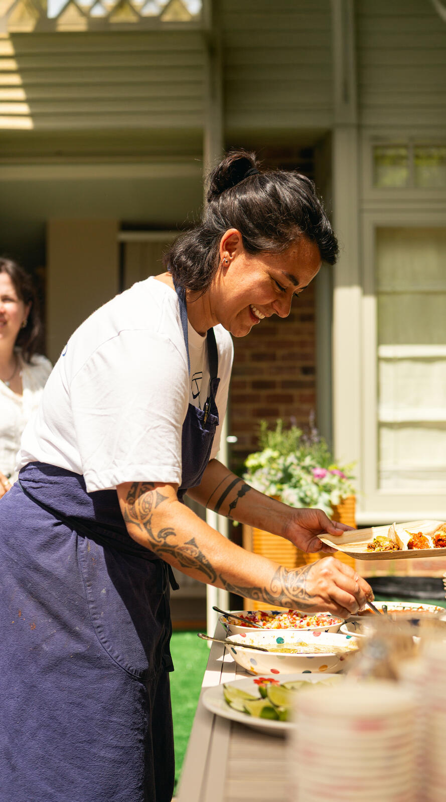 Weiblicher Chef beim Anrichten