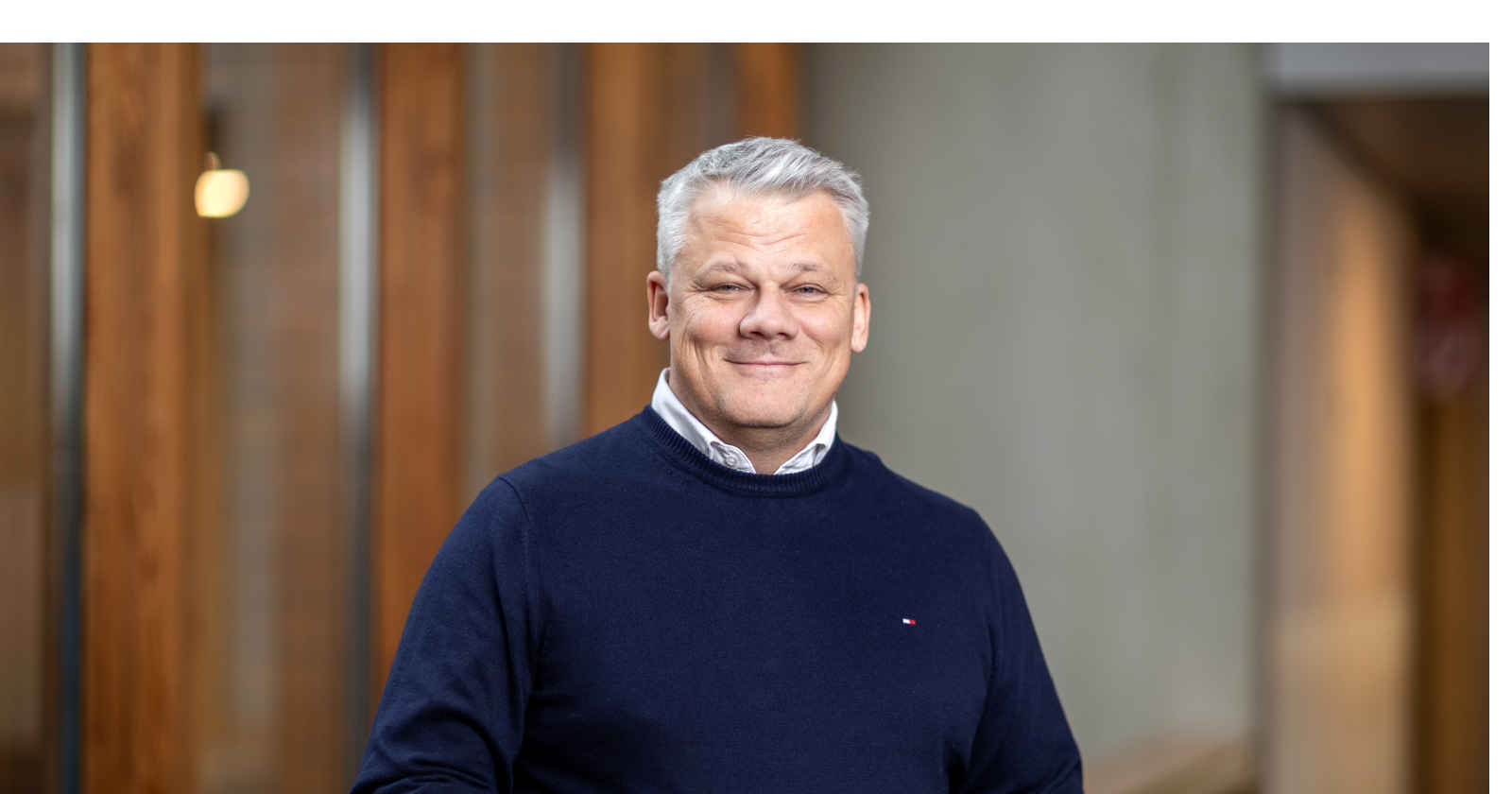 Ein Mann lächelt