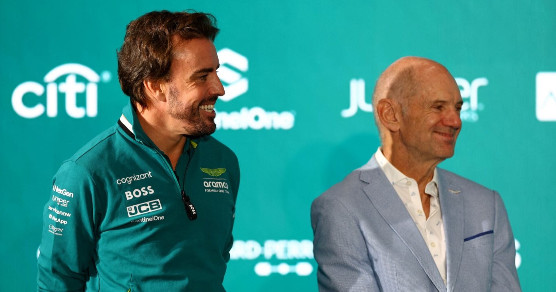 Aston Martin Pilot Fernando Alsonso und Chef-Designer Adrian Newey bei der Pressekonferenz.
