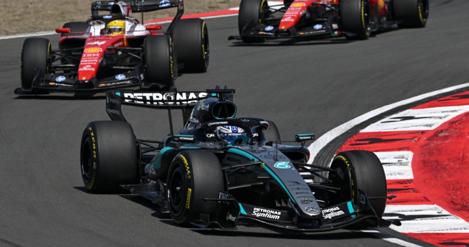 F1 in China: Russell im Kampf gegen Ferrari.