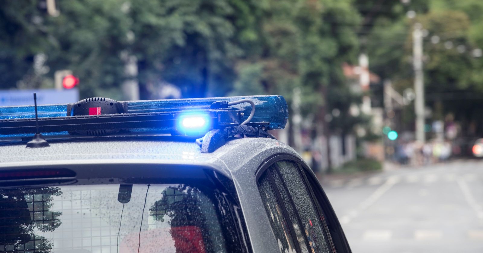 Themenbild eines Polizeiwagens in Wien, welcher zu einem Einsatz fährt