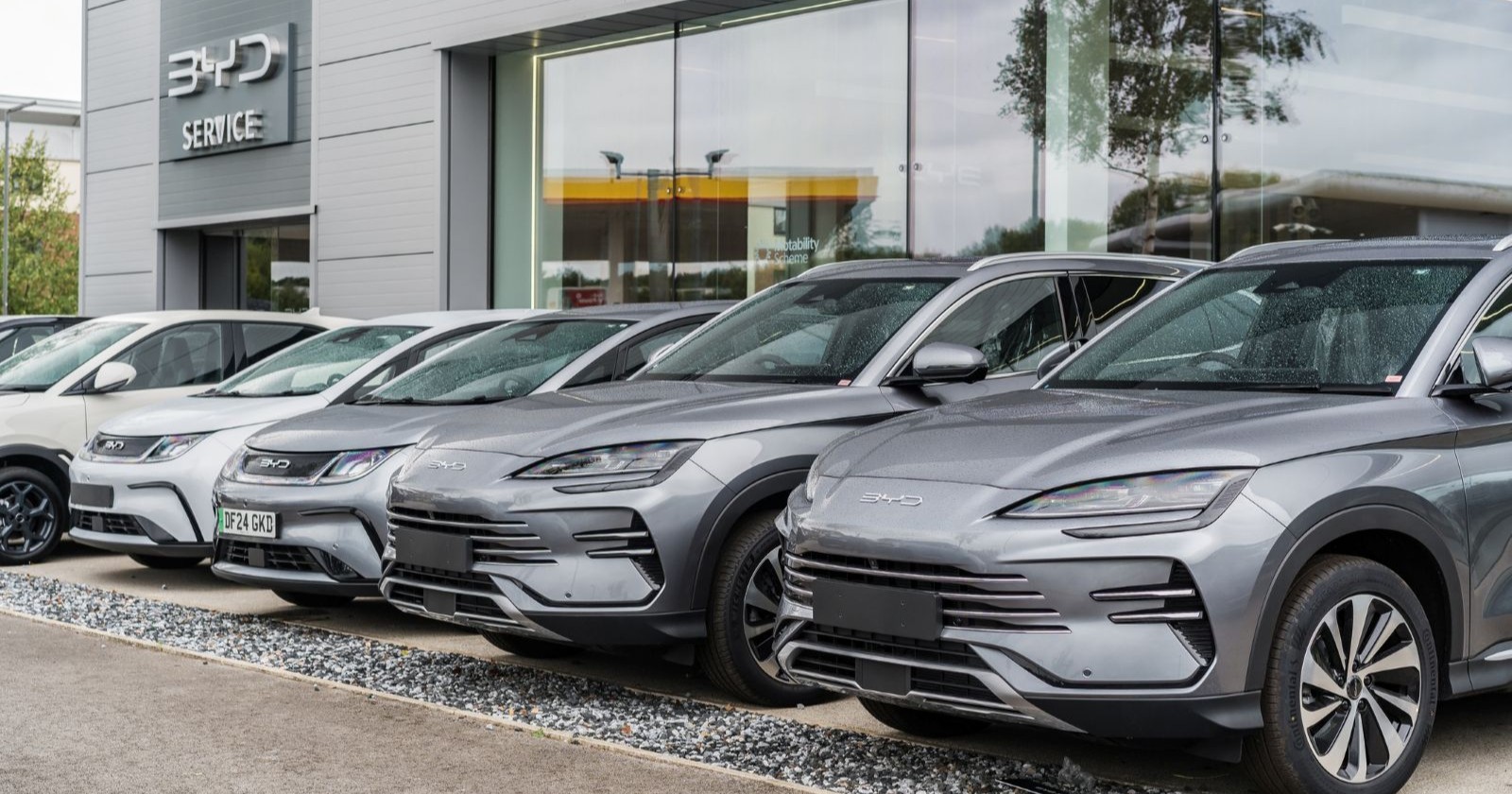 BYD Elektroautos vor Autohaus – neue BYD Batterie Blade Battery 2.0 soll über 1000 Kilometer Reichweite ermöglichen.