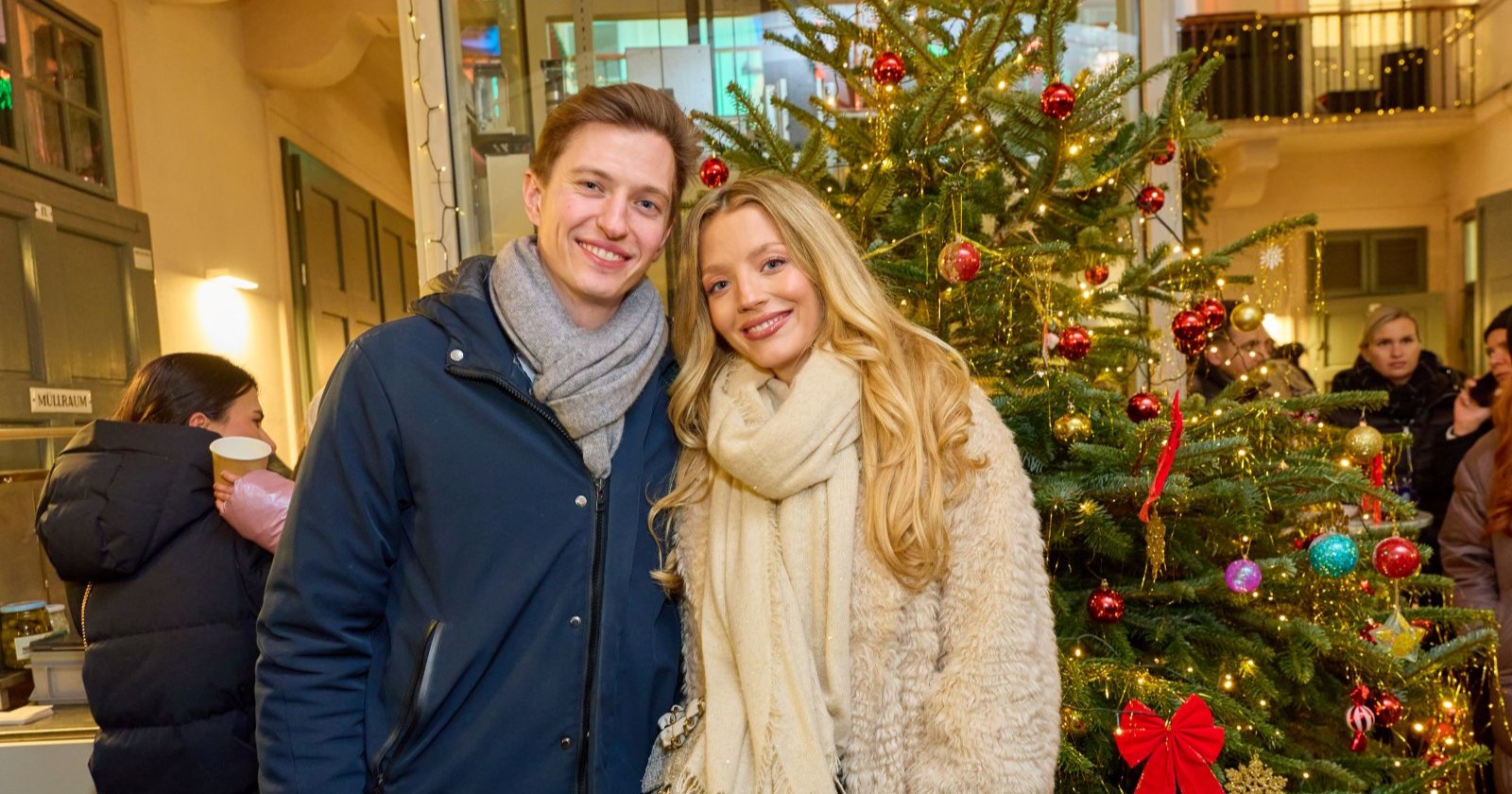 Chiara Pisati mit ihrem Freund Lukas de Roode bei einem Event vor einem geschmückten Weihnachtsbaum im Wiener Prater/ Chiara Pisati hat ein Baby bekommen