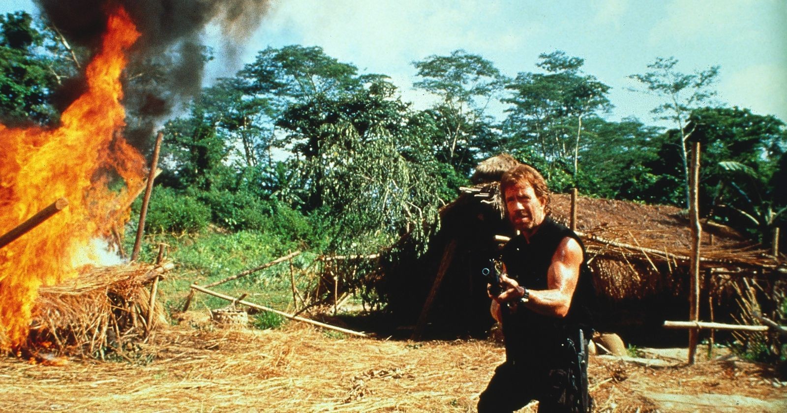 Chuck Norris kämpft als Actionheld in einer explosiven Filmszene im Dschungel und verkörpert die Kultfigur hinter den berühmten Chuck Norris Witzen