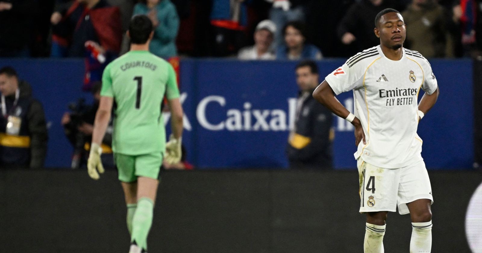 David Alaba steht auf dem Spielfeld neben Real Madrid-Tormann Courtois, Themenbild für seine Wadenverletzung