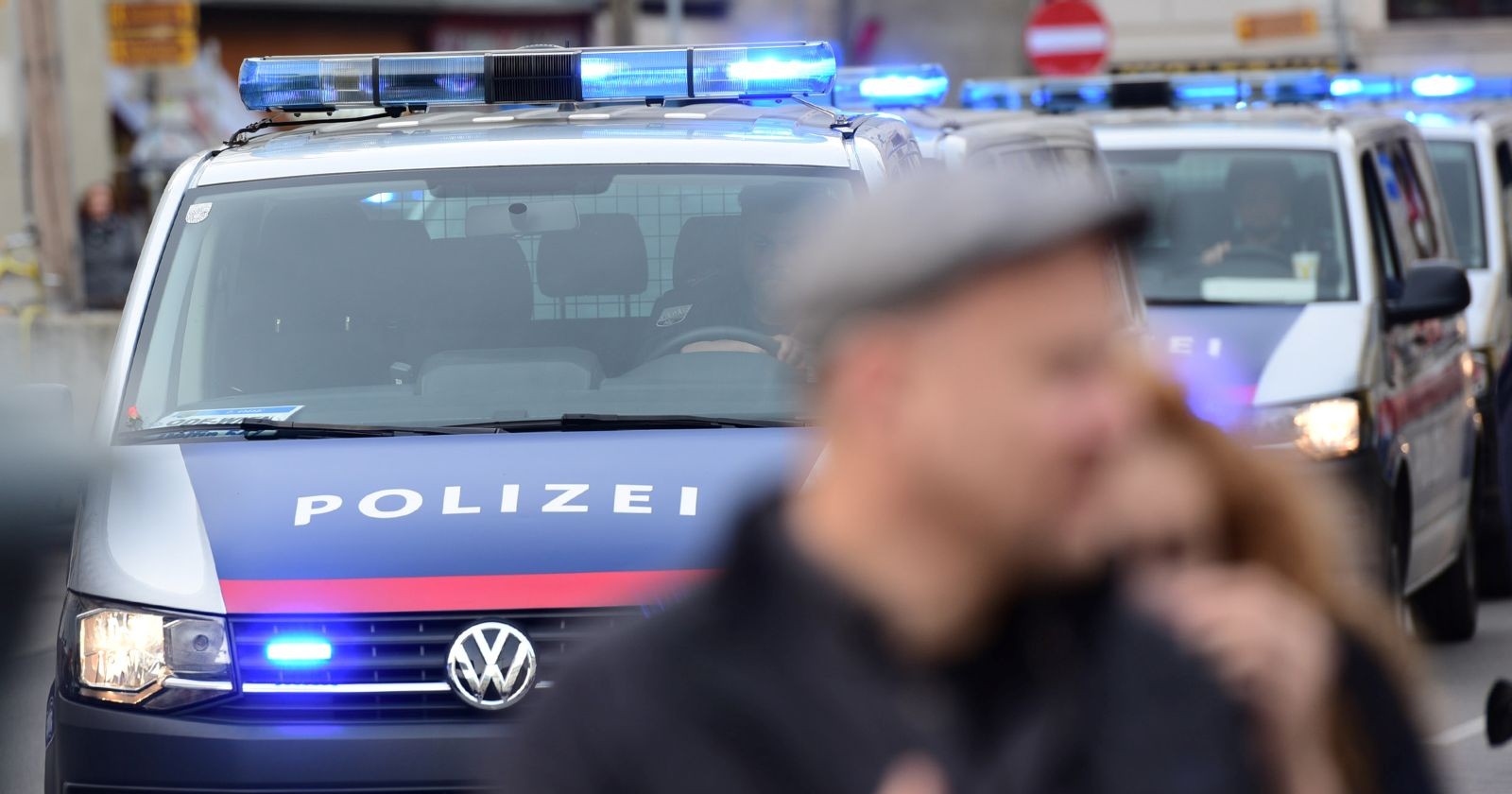 Mehrere Polizeiwägen im Verkehr der Wiener Innenstadt als Themenbild für die Demonstrationen in der Wiener Innenstadt
