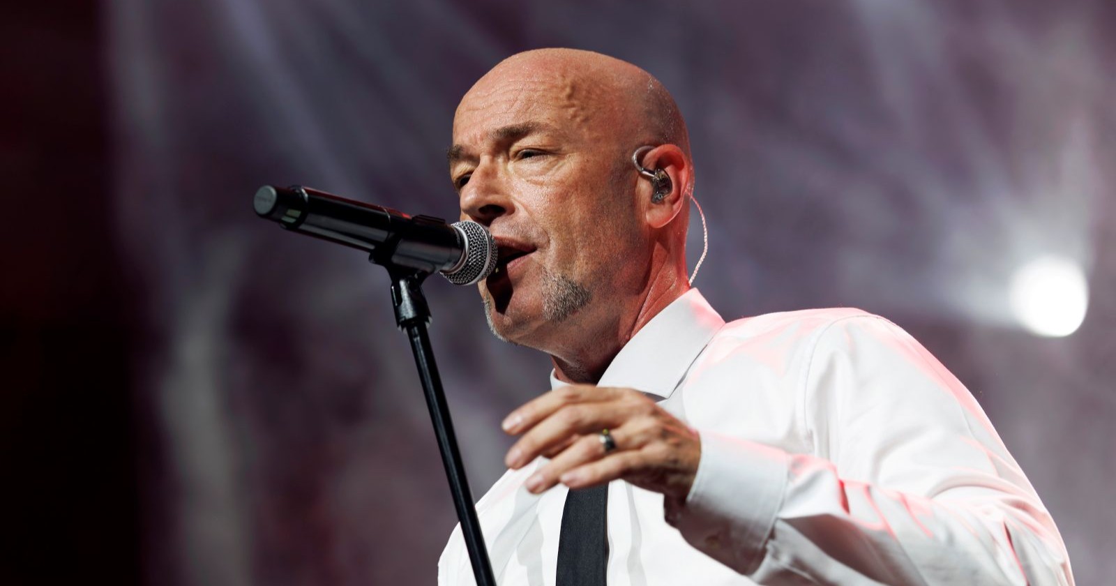 Sänger der Band Unheilig bei einem Konzert während des Unheilig-Comebacks zum Album „Liebe Glaube Monster“ – "Der Graf" trauert nach Todesfall