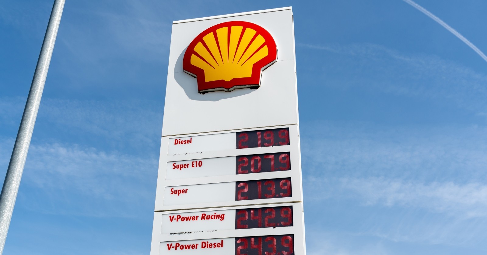 Die Preistafel zeigt Benzin und Diesel über der 2-Euro-Marke.