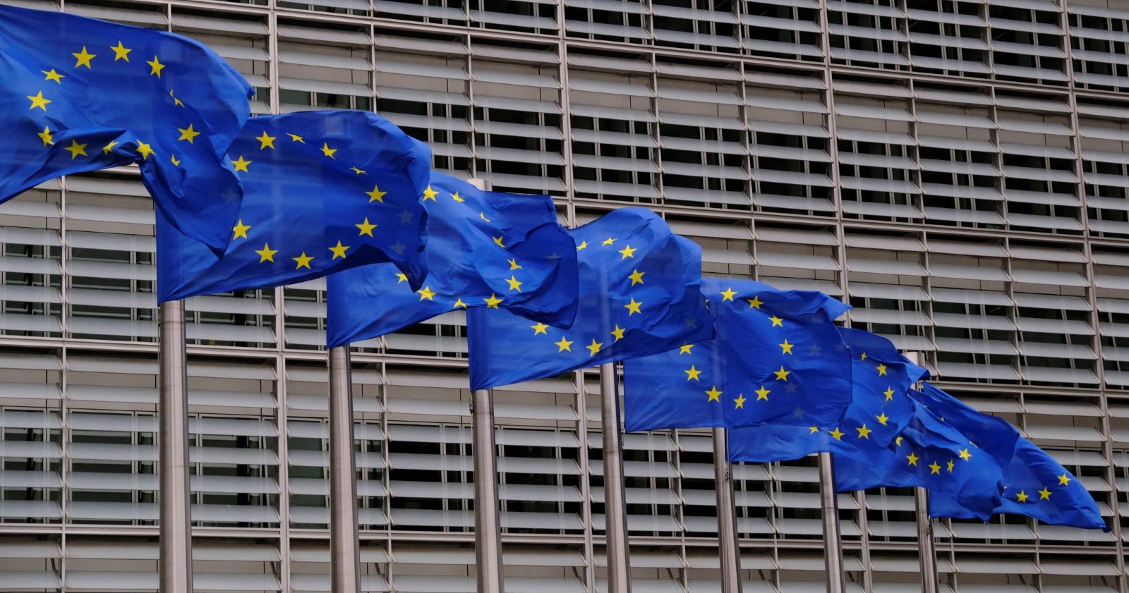 Die Flaggen der EU symbolisieren das neue Freihandel-Abkommen