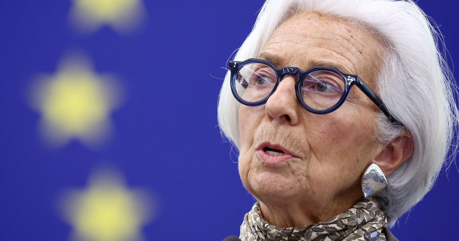 Christine Lagarde von der Europäischen Zentralbank vor EU-Flagge – EZB hält Leitzins bei 2,0 Prozent trotz Inflationssorgen