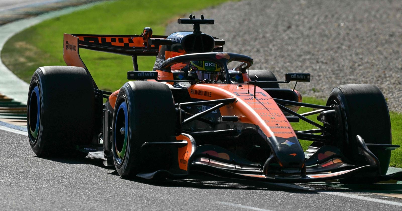 Oscar Piastri im McLaren-Boliden auf dem Albert Park Circuit während des F1 Trainings in Melbourne