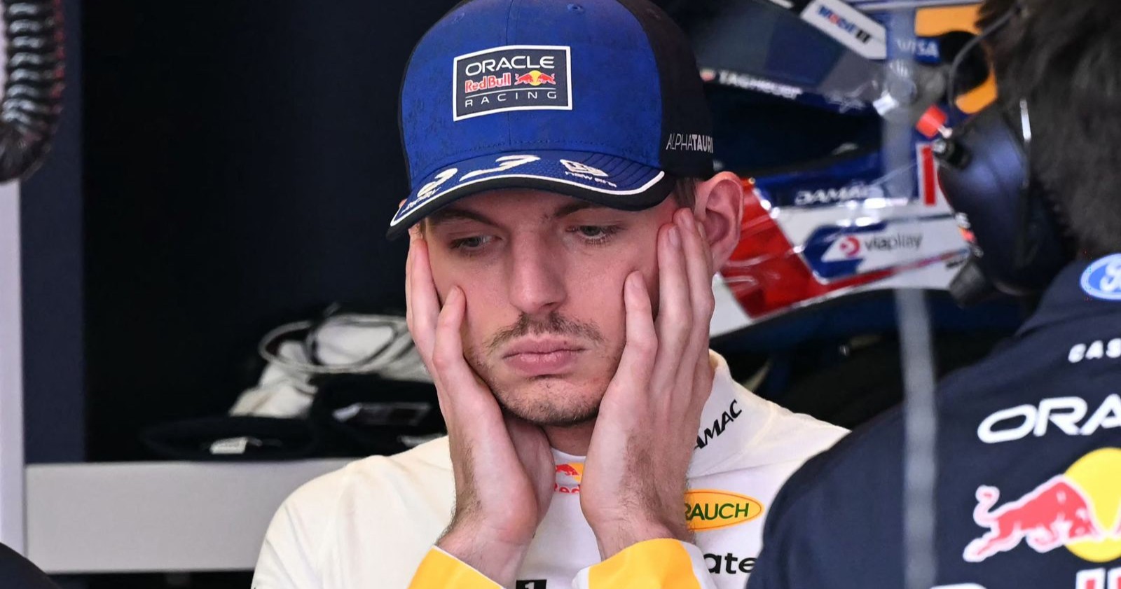 Max Verstappen sitzt nach dem F1 Qualifying beim Australien Grand Prix 2026 enttäuscht in der Red-Bull-Box in Melbourne.