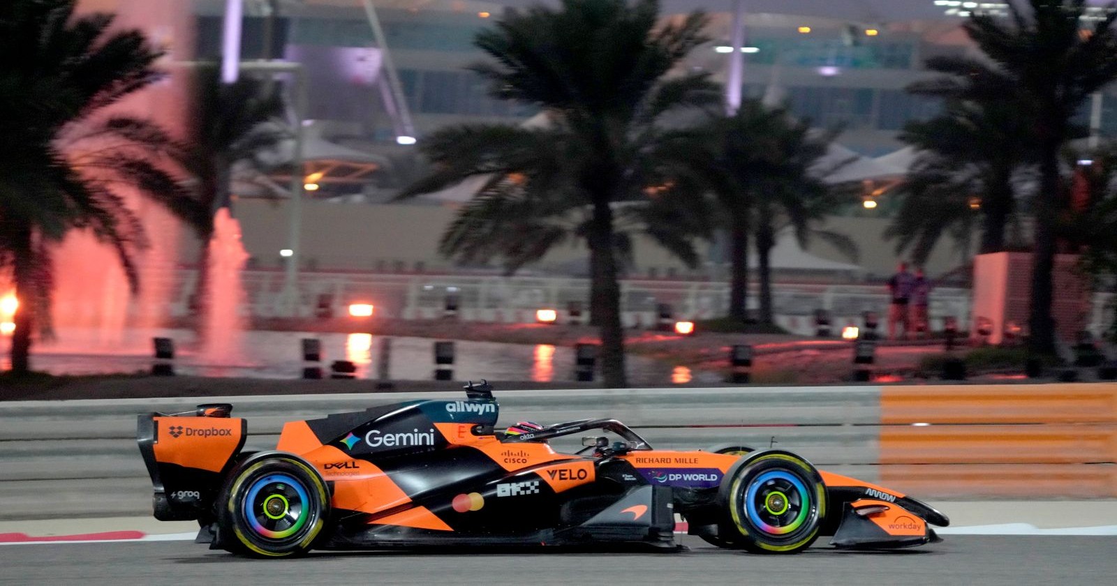 McLaren-Formel-1-Auto auf der Strecke in Bahrain – Formel-1-Rennen in Bahrain und Jeddah wegen Nahostkonflikt abgesagt.