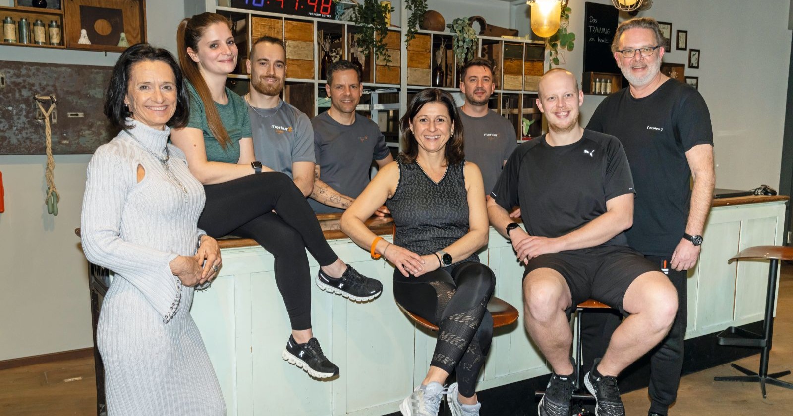 Mehrere Menschen lächeln in die Kamera