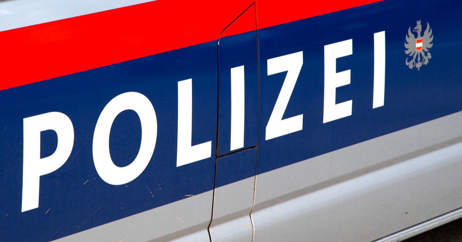 Österreichisches Polizeiauto mit blau-rotem Streifen, Symbolbild.