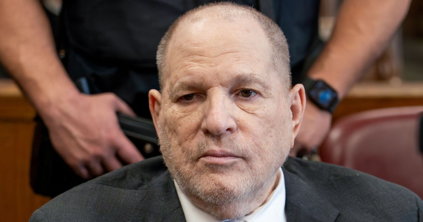 Harvey Weinstein im Rollstuhl – der ehemalige Produzent berichtet über Gewalt im Gefängnis