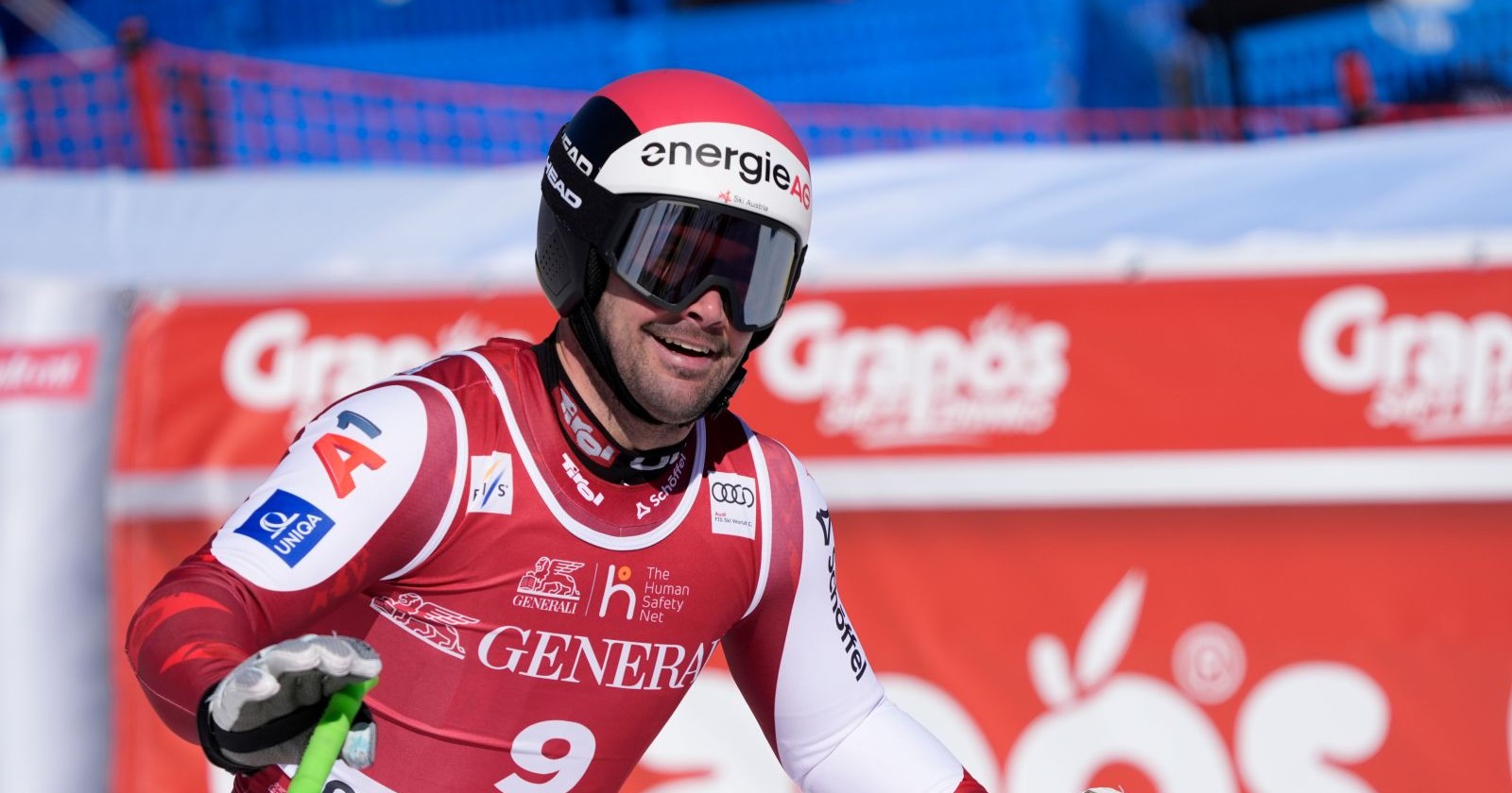 Vincent Kriechmayr im Zielraum der Herren-Abfahrt im französischen Courchevel