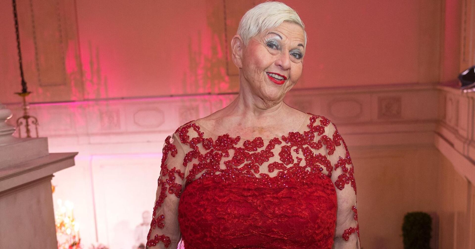 Jazz Gitti lächelt bei einem Auftritt in einem roten Kleid und sorgt derzeit mit einem Bikini-Video auf Instagram für Aufmerksamkeit.