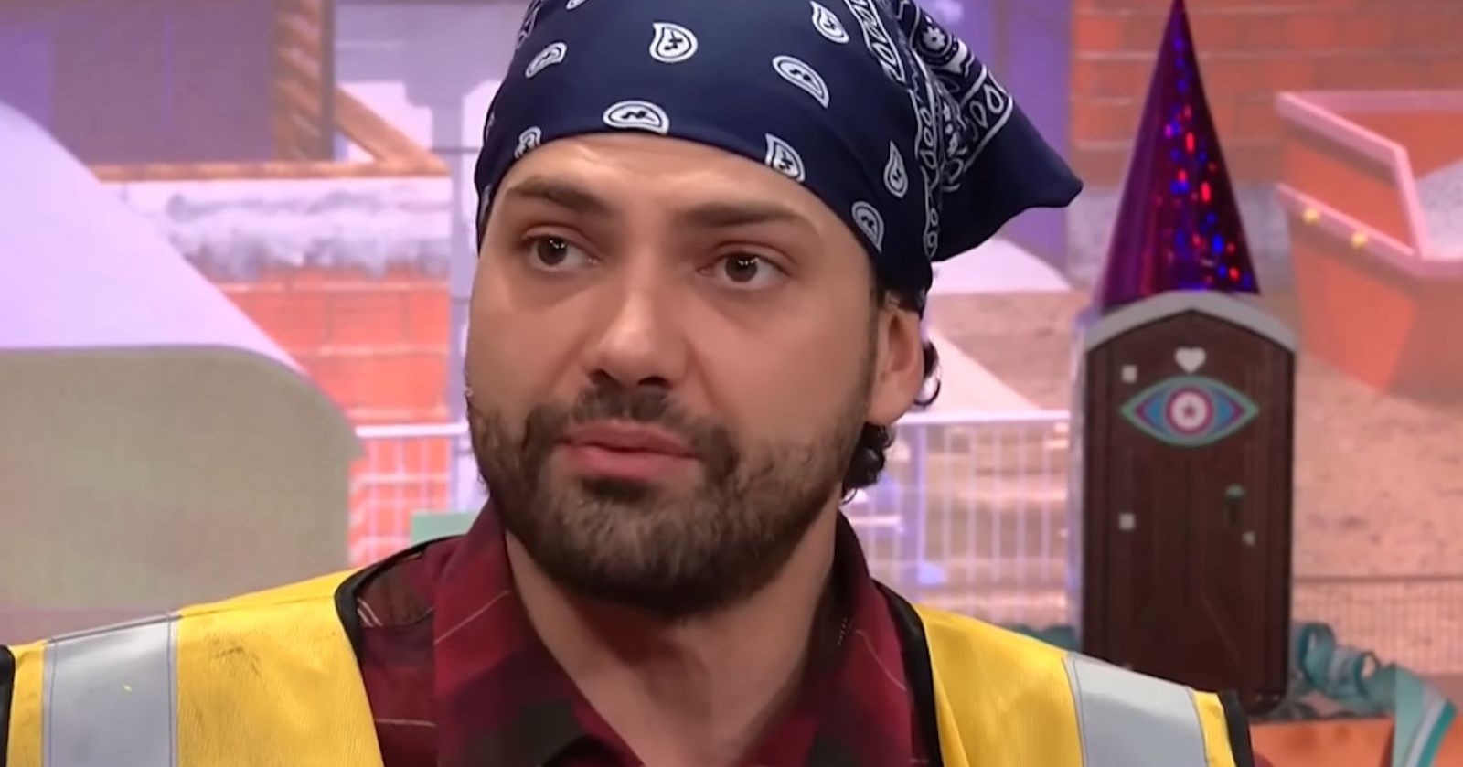 Jimi Blue Ochsenknecht mit Kopftuch und Warnweste im TV-Studio – aktueller Strafbefehl gegen Jimi Blue Ochsenknecht nach Vorwürfen in Graz rund um „Miss Cho“ und „Katze Katze“.