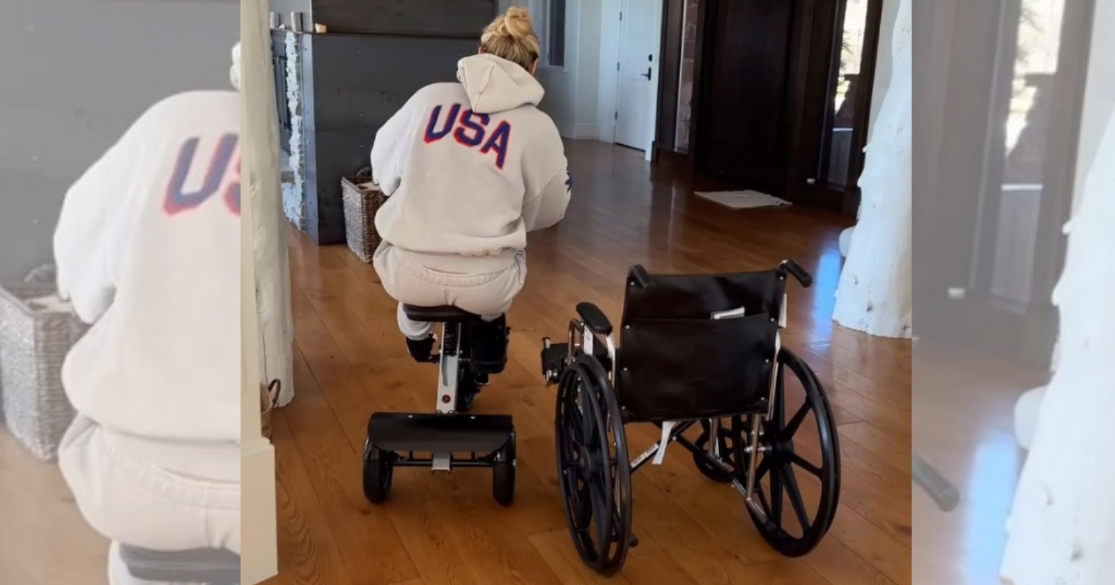 Lindsey Vonn fährt nach ihrem schweren Unfall auf einem kleinen Roller durch ihr Haus, neben ihr steht ein Rollstuhl.