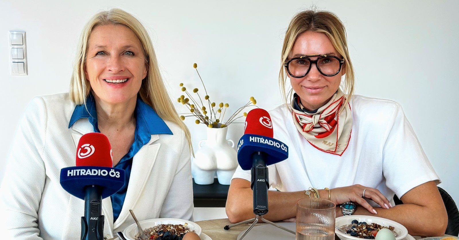 Karin Teigl (rechts) spricht bei Ö3-„Frühstück bei mir“ mit Moderatorin Claudia Stöckl offen über ihre Beziehung zu Ehemann Georg, Kinderwunsch und die Trennung
