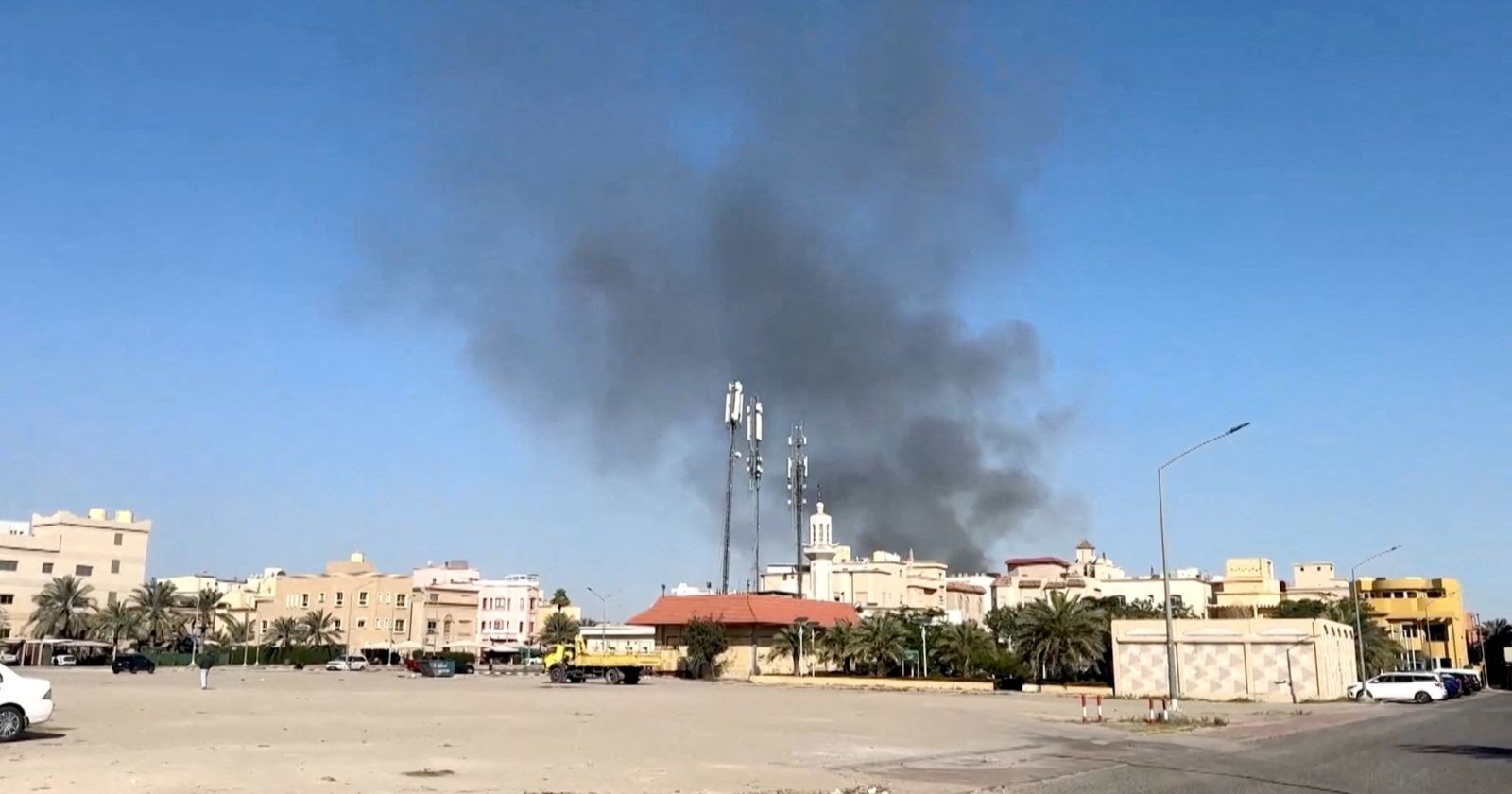 Schwarze Rauchwolken über Gebäuden nahe der US-Botschaft in Bayan, Kuwait, nach einem Schlag im Zusammenhang mit dem laufenden Konflikt zwischen den USA, Israel und Iran. Mehrere Kampfjets sind abgestürzt.