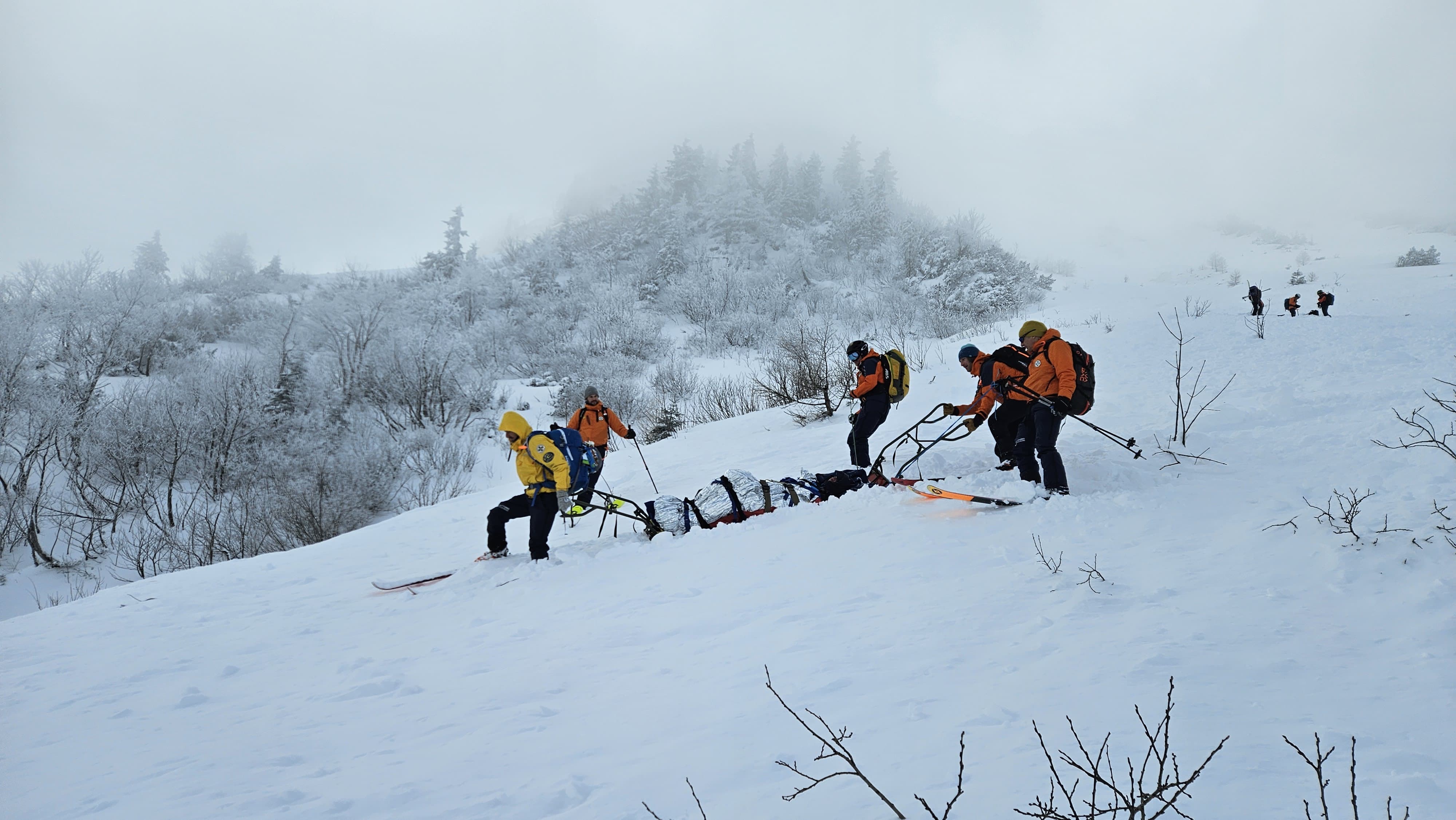 Pulverschnee und Sonnenschein täuschen oft über die tatsächliche Lawinengefahr hinweg.