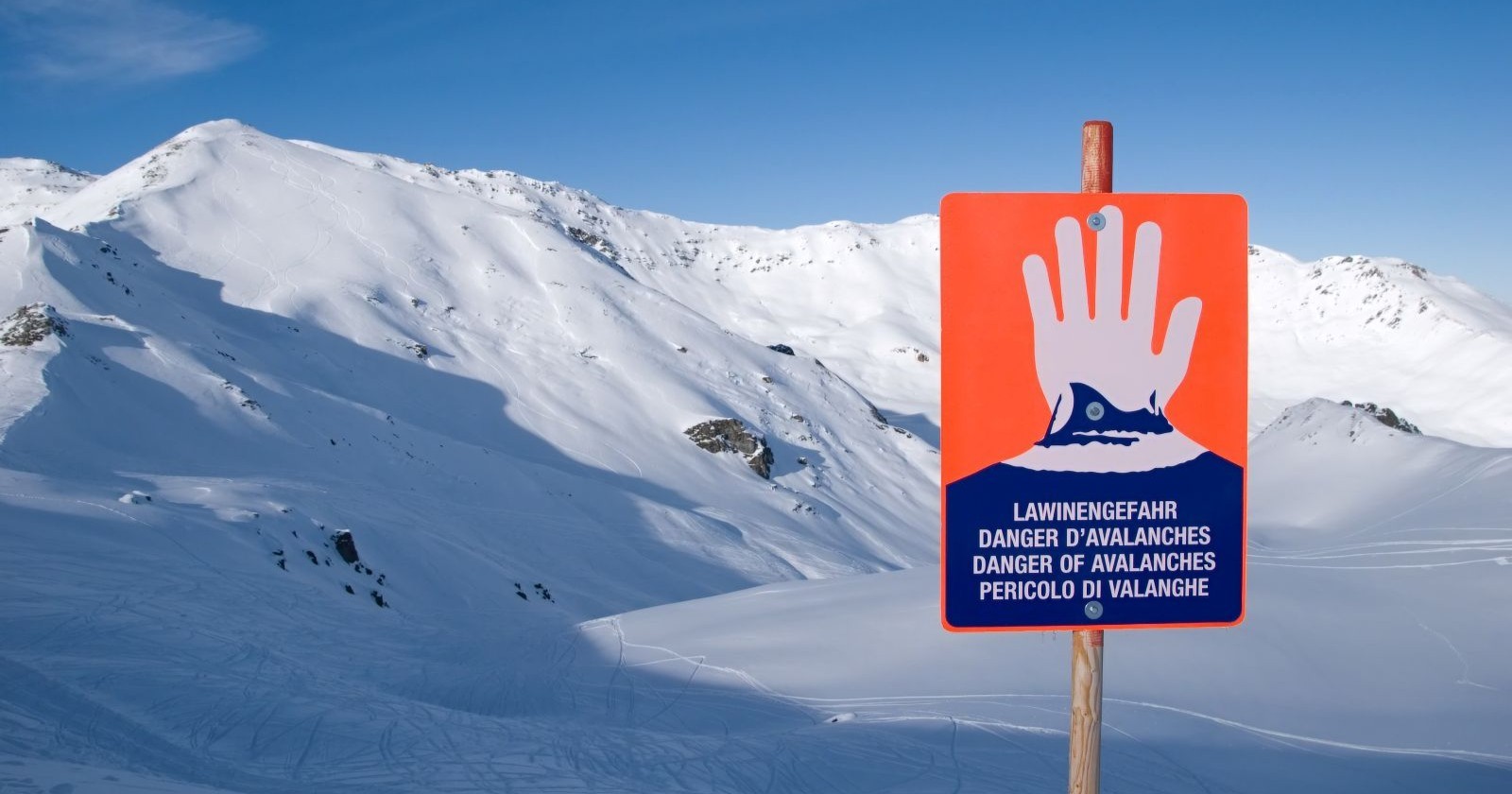 Warnschild Lawine vor schneebedeckten Hängen, Themenbild für den Lawinenabgang im Stubaital.