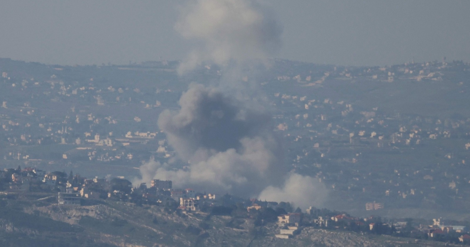 Rauch steigt vom Ort eines israelischen Luftangriffs im südlibanesischen Gebiet von Deir Seryan auf.