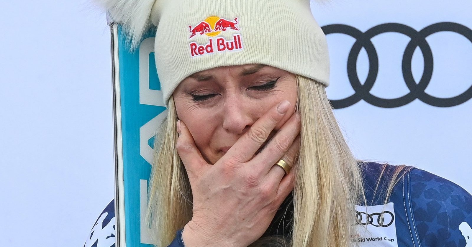 Lindsey Vonn emotional mit Tränen im Gesicht nach Ski-Unfall und schwerem Sturz bei der Olimpia delle Tofane