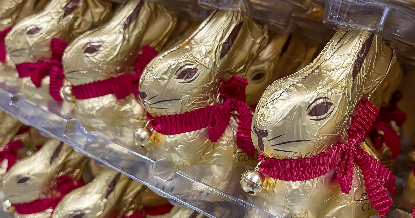 Lindt-Goldhasen in einem Supermarkt-Regal
