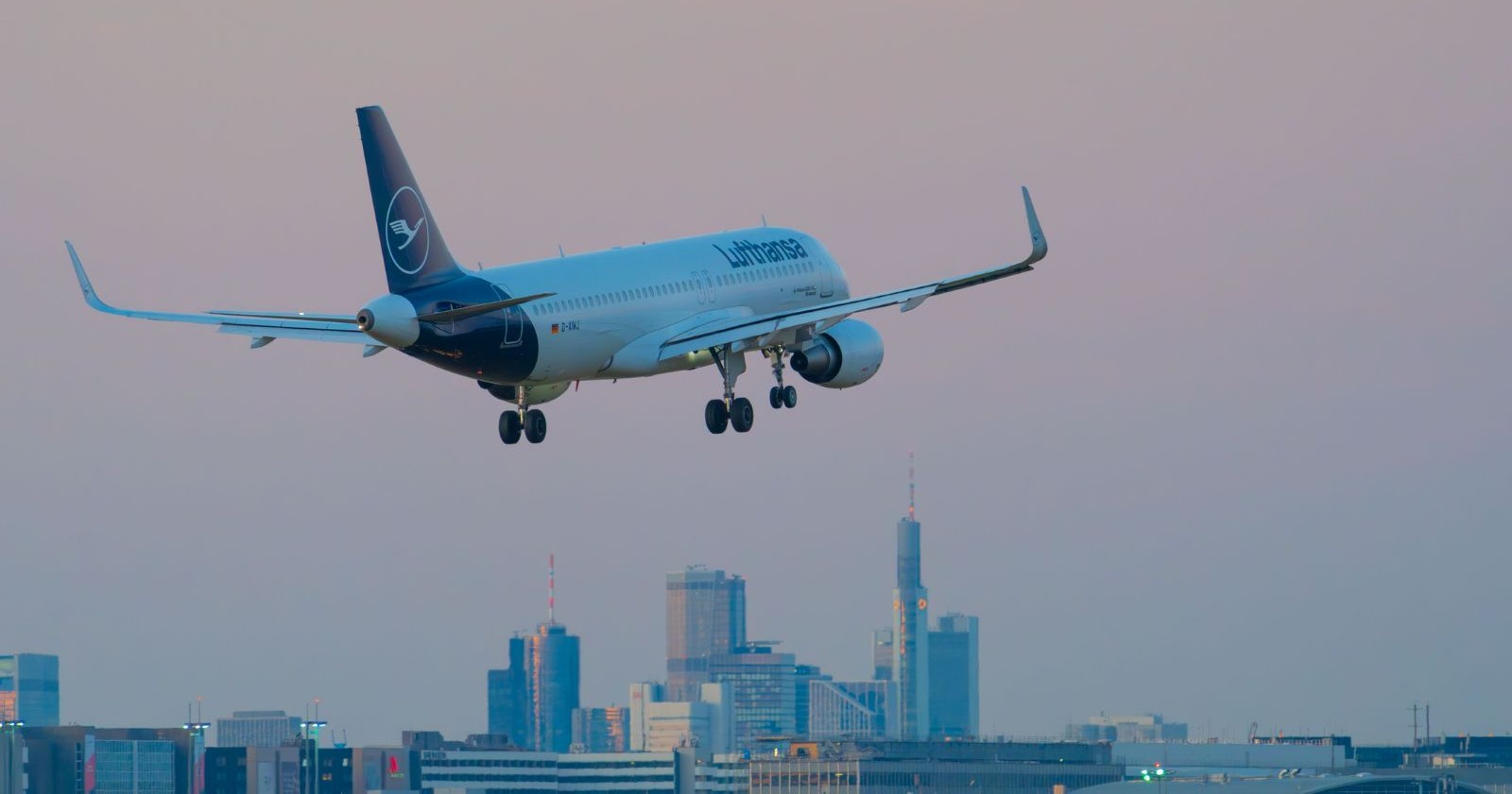 Lufthansa-Flugzeug im Landeanflug über Frankfurt – Evakuierungsflug nach Riad wegen Raketenangriffen und Sicherheitsgefahr abgebrochen.