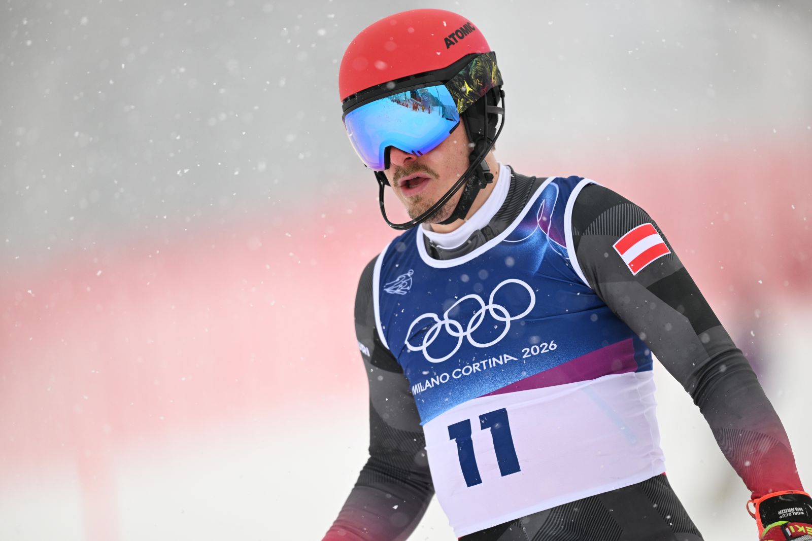 Manuel Feller blickt nachdenklich im Zielraum, seine Startnummer im Slalom ist sichtbar